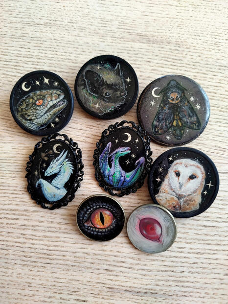 Hand-painted brooches by Ryuvhiel